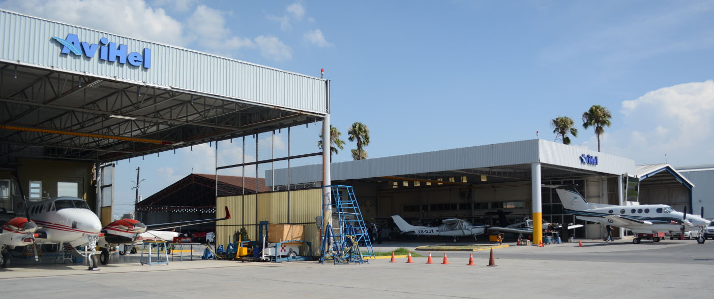 Avión en hangar durante mantenimiento