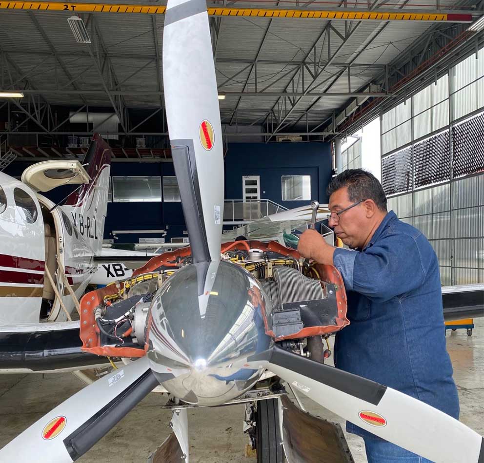 Técnico inspeccionando motor